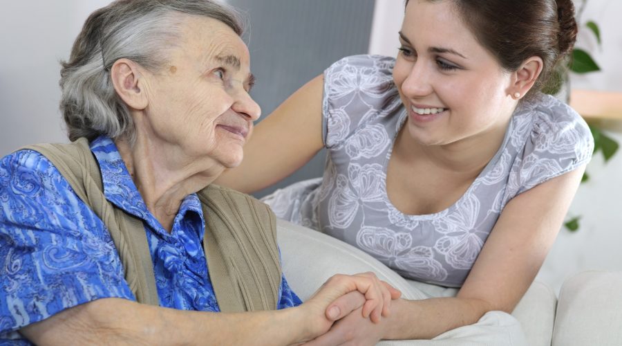 adulta mayor sonriendo a mujer joven